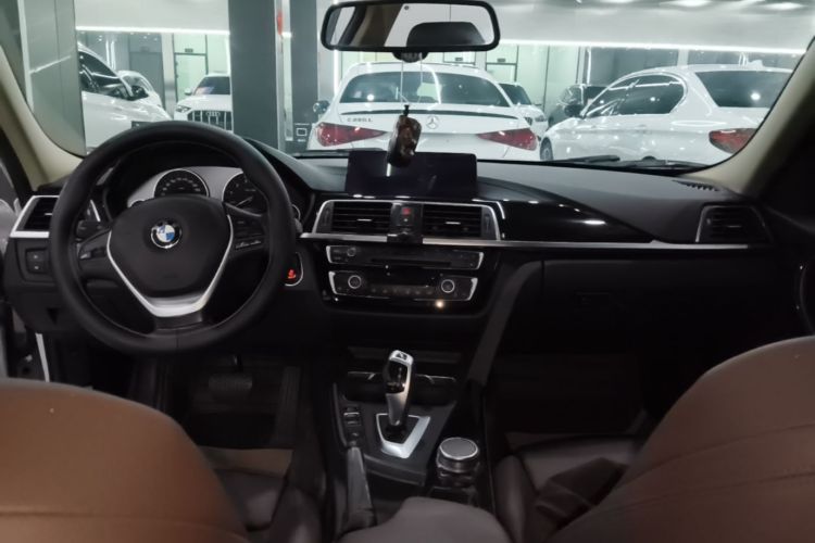 BMW 3 Series 2019 car image #10