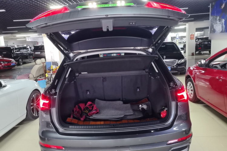 Audi Q3 2020 car image #19