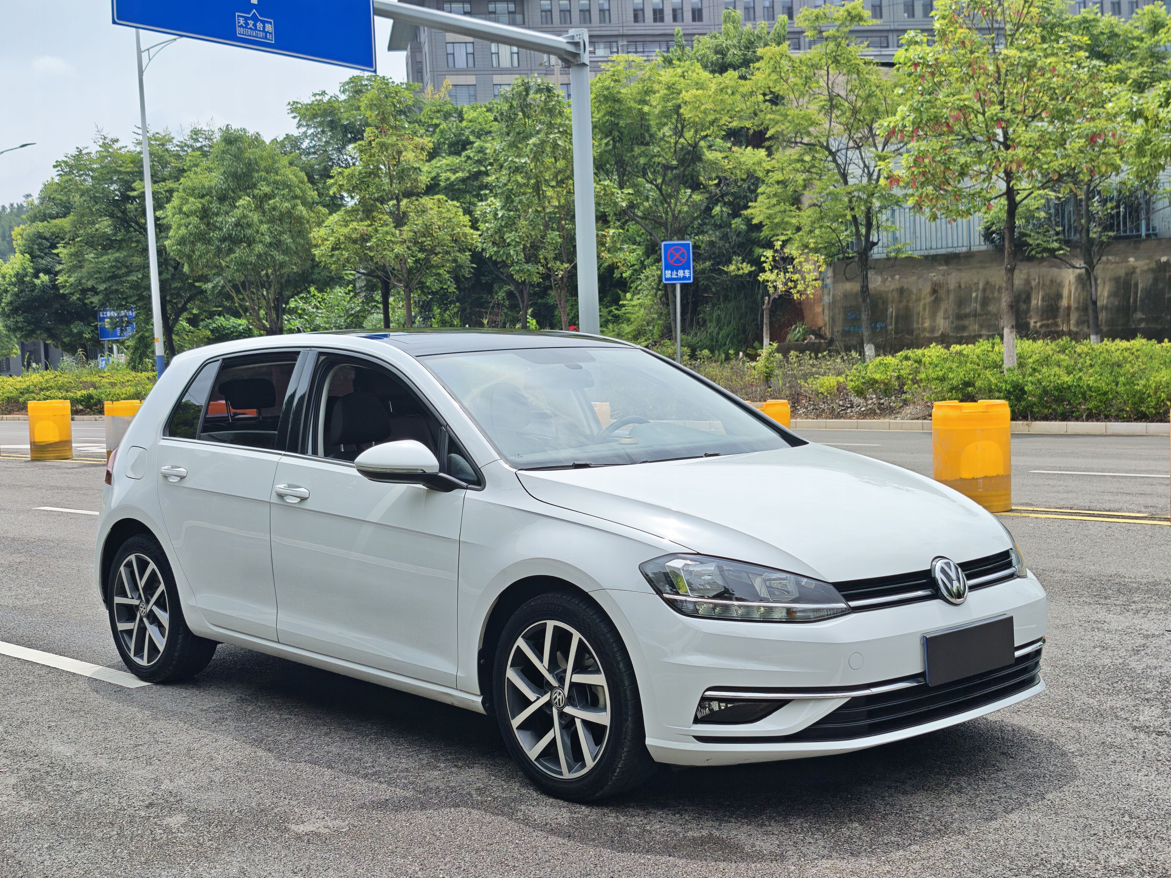 Volkswagen Golf 2020 car image #3