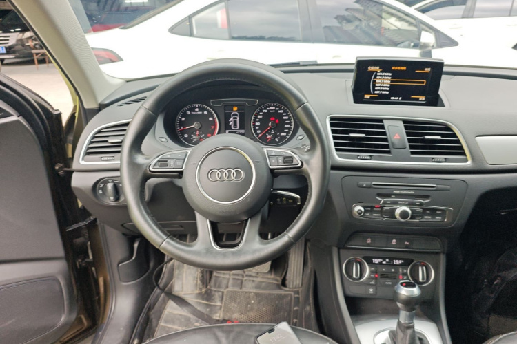 Audi Q3 2019 car image #11