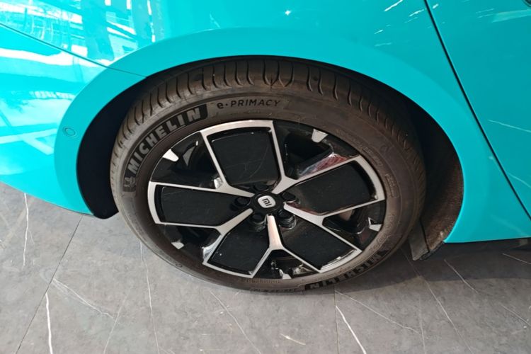 MI SU7 2025 immagine di auto #10