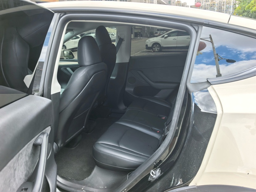 Tesla Model Y 2023 car image #5