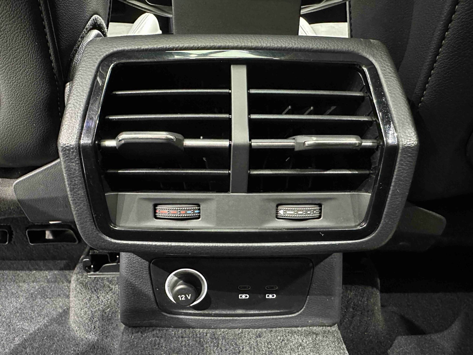 Audi Q3 2023 car image #12