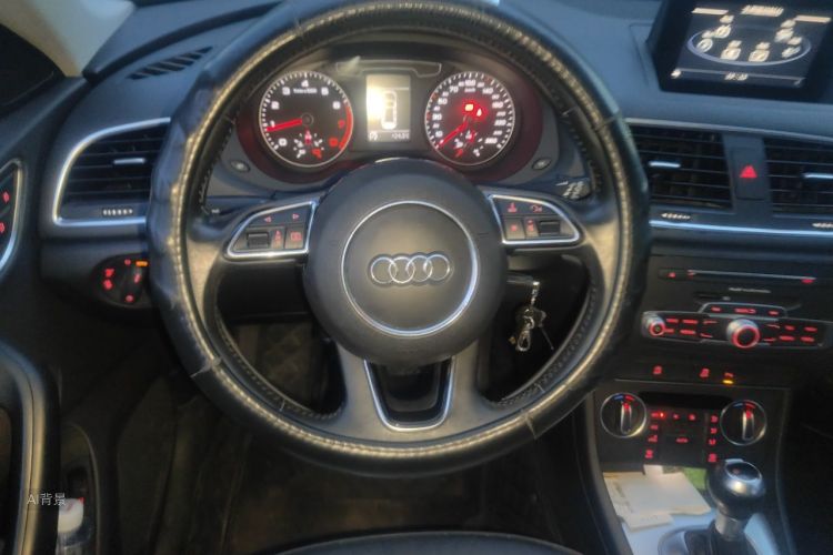 Audi Q3 2017 car image #12