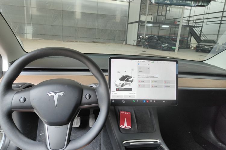 Tesla Model 3 2021 صورة سيارة #10
