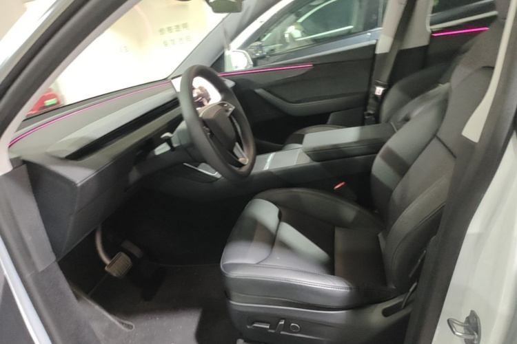 Tesla Model Y 2025 car image #15