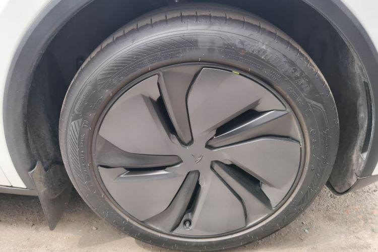 Tesla Model Y 2025 #6 Tesla Model Y 2025 car image #6