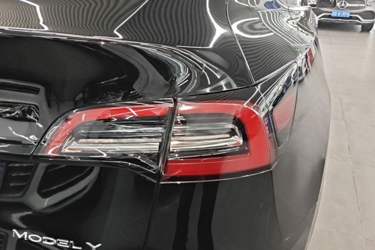 Tesla Model Y 2023 car image #8