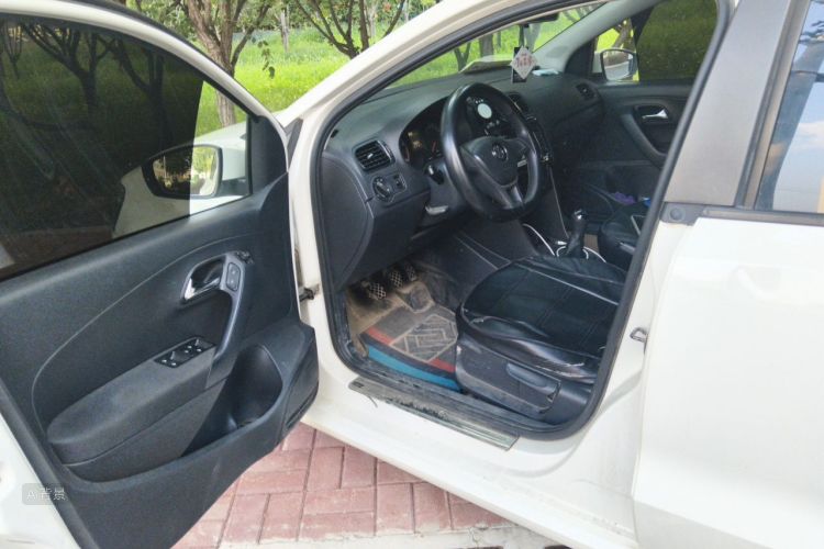 Volkswagen Polo 2015 car image #18