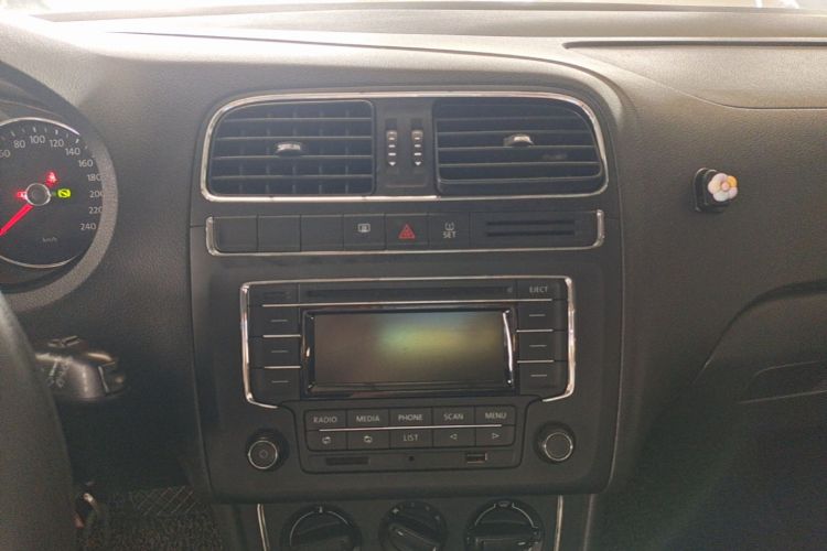 Volkswagen Polo 2014 car image #13