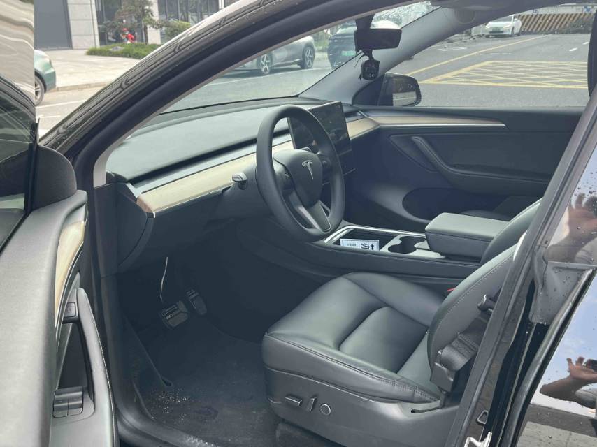 Tesla Model Y 2023 car image #5