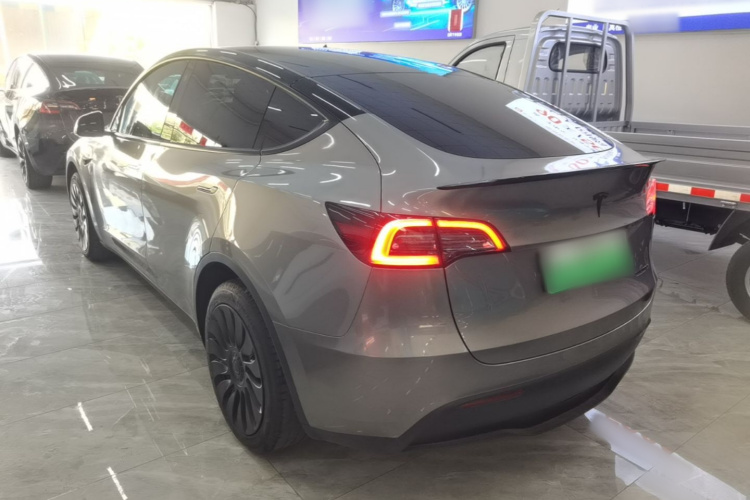 Tesla Model Y 2024 #5 Tesla Model Y 2024 car image #5