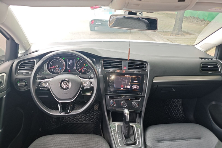 Volkswagen Golf 2020 car image #10