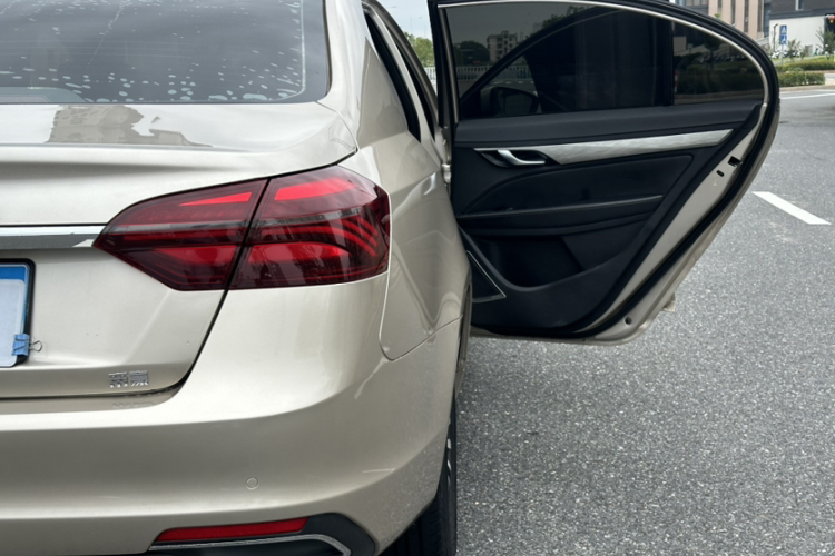 GEELY Emgrand 2020 #8 GEELY Emgrand 2020 car image #8
