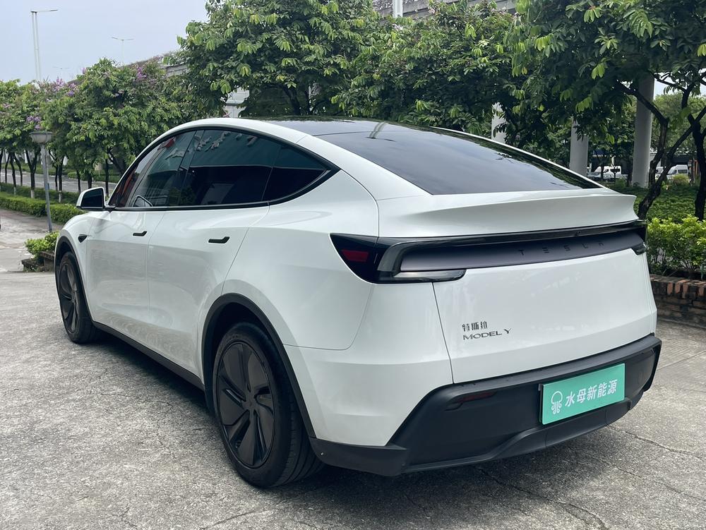 Tesla Model Y 2025 #5 Tesla Model Y 2025 car image #5