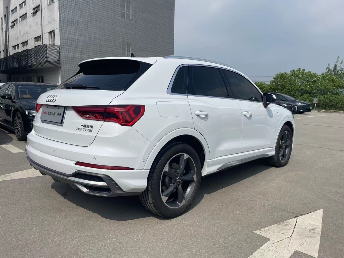 Audi Q3 2023 car image #10