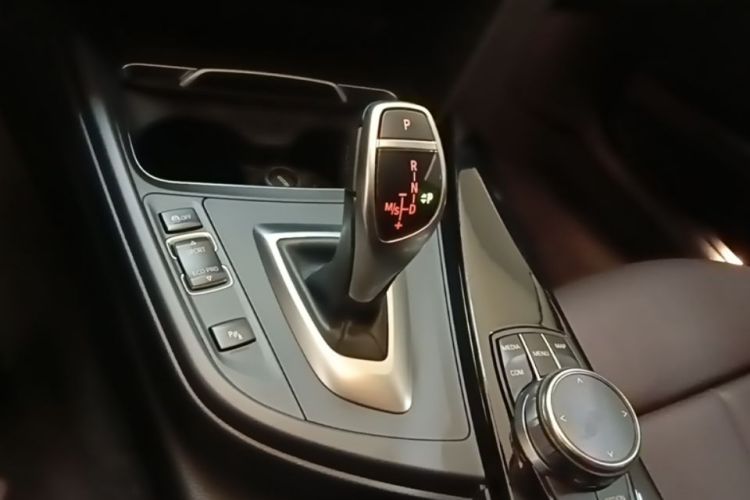 BMW 3 Series 2018 car image #14