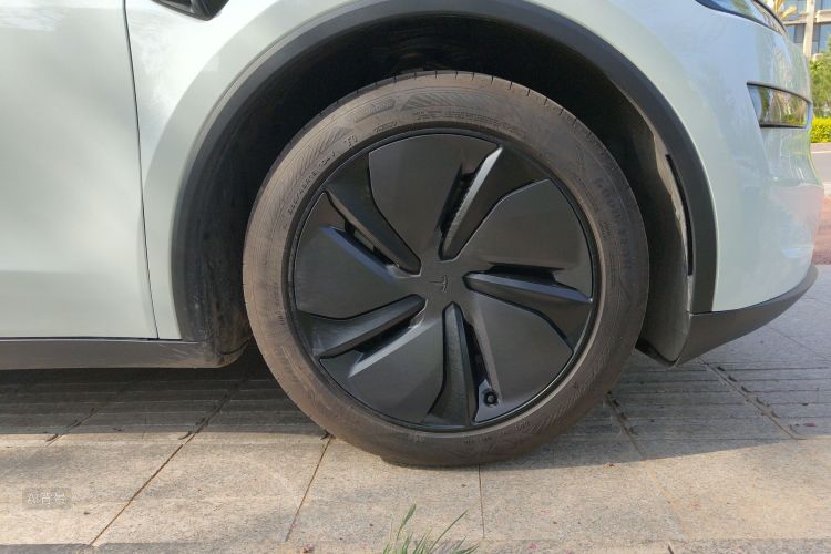 Tesla Model Y 2025 car image #9