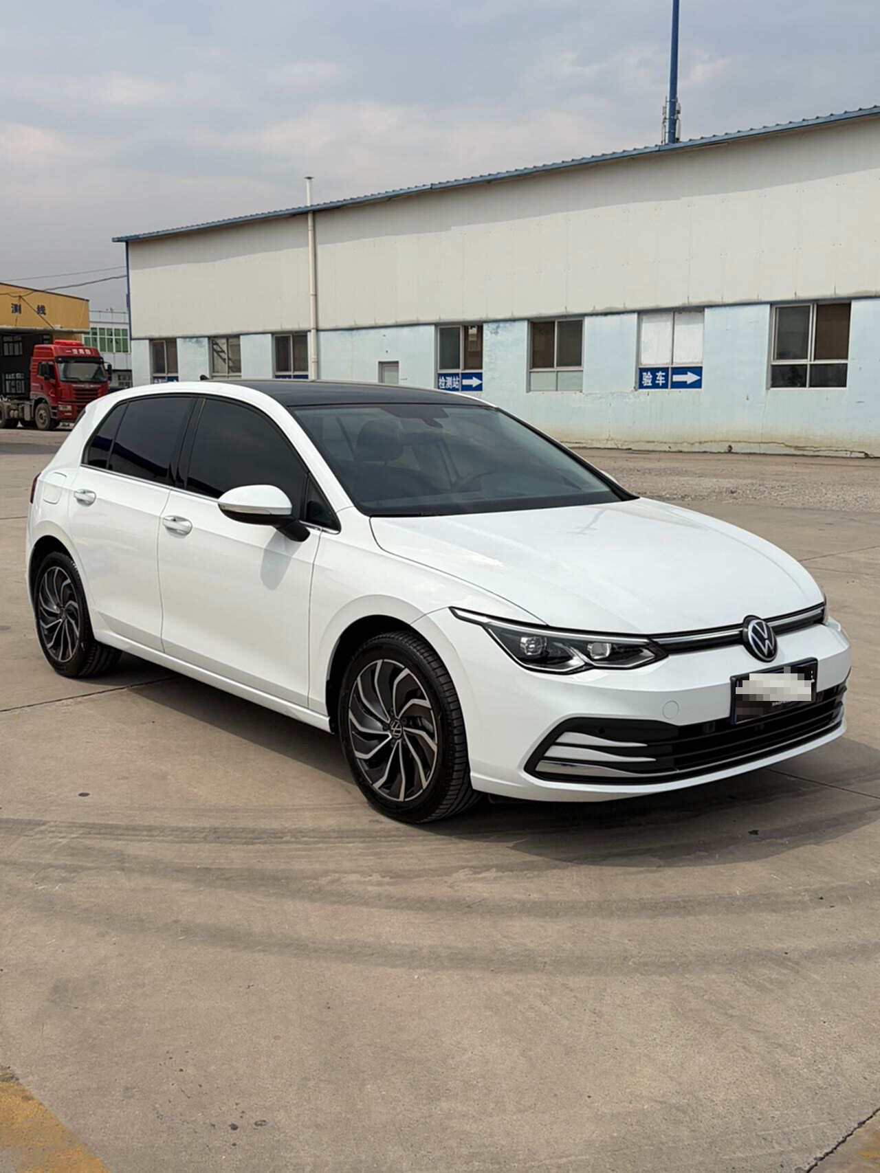 Volkswagen Golf 2023 car image #5