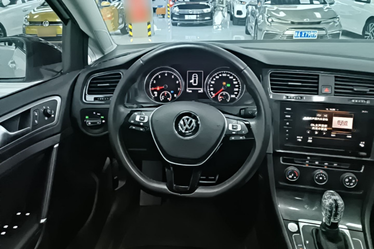 Volkswagen Golf 2020 car image #11