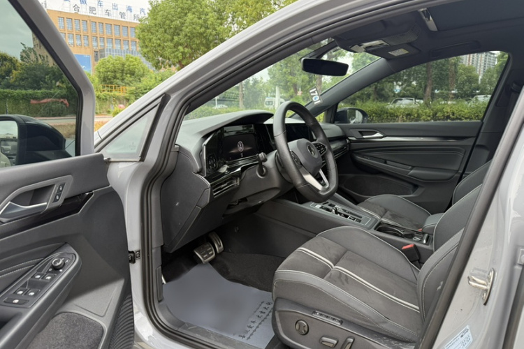 Volkswagen Golf 2024 car image #8