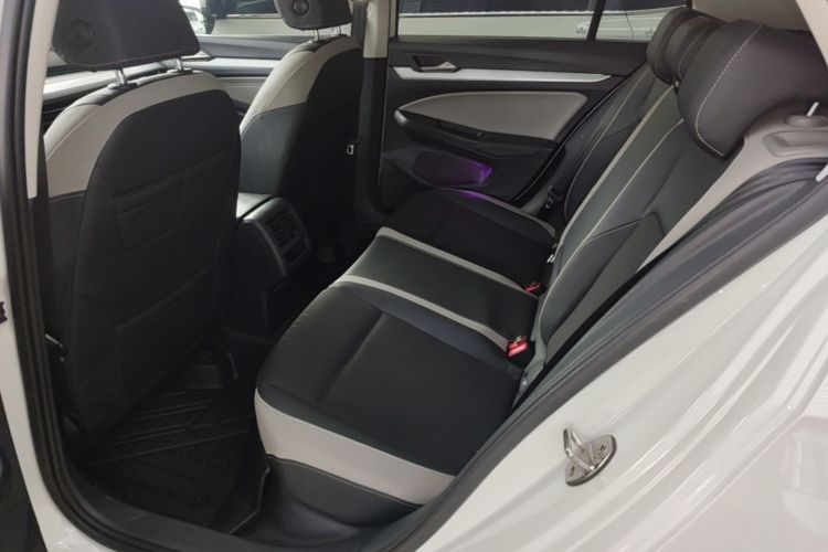 Volkswagen Golf 2021 car image #17