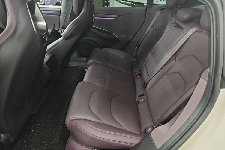 MI SU7 2025 immagine di auto #17