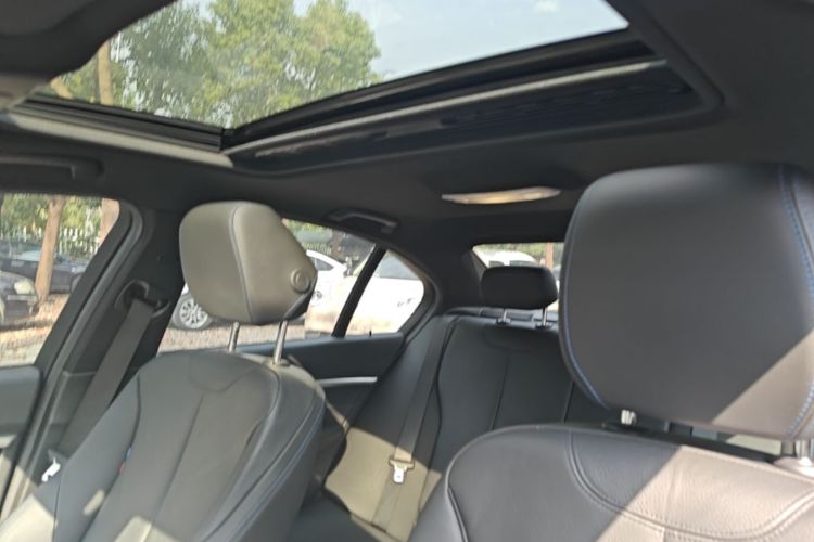 BMW 3 Series 2019 صورة سيارة #18