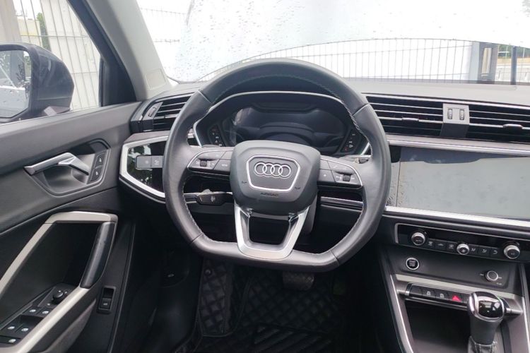 Audi Q3 2023 car image #12