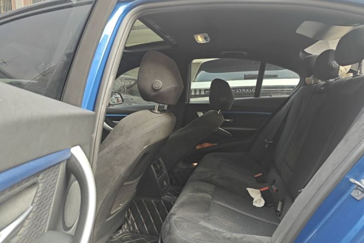BMW 3 Series 2018 car image #17