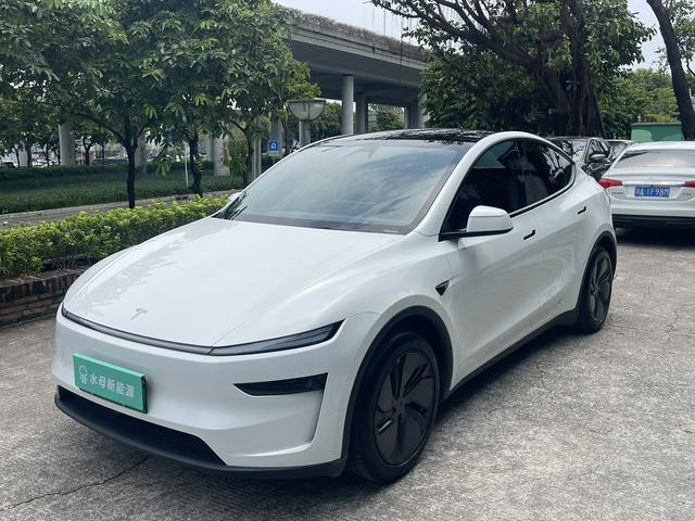 Tesla Model Y 2025 #15 Tesla Model Y 2025 car image #15
