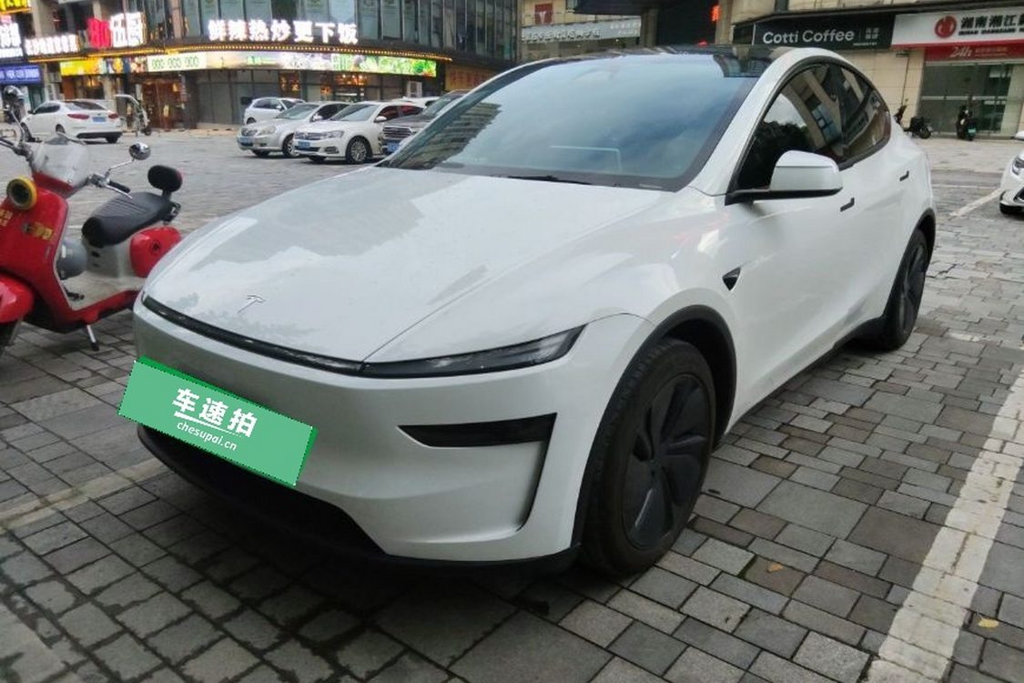 Tesla Model Y 2025 immagine di auto 