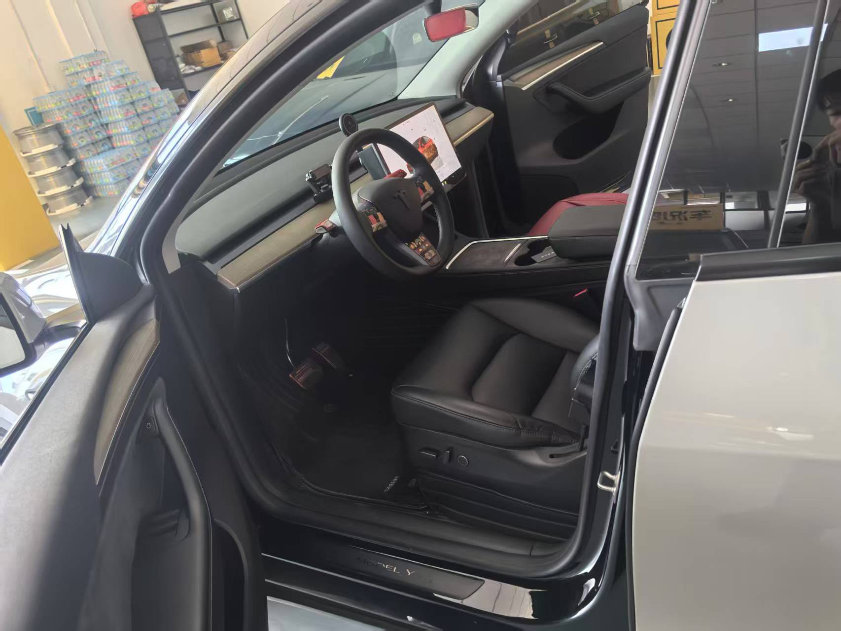 Tesla Model Y 2023 car image #3