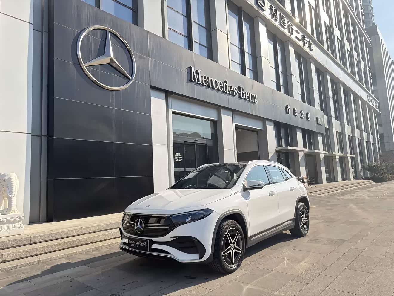 Mercedes-Benz EQA Class 2022 immagine di auto 