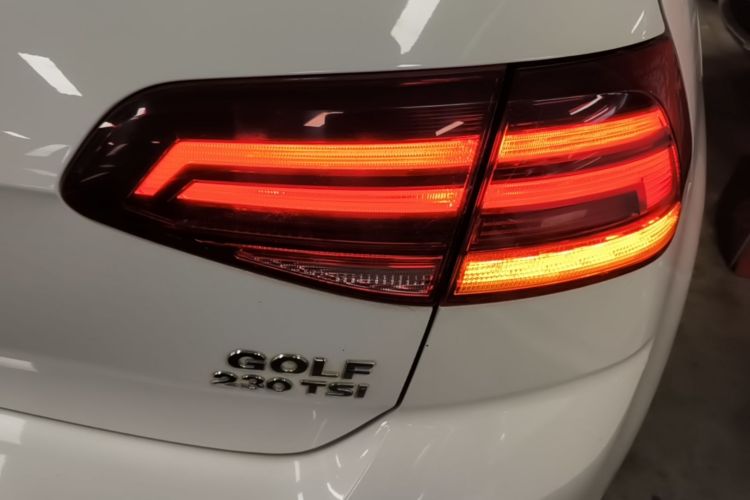 Volkswagen Golf 2018 car image #8