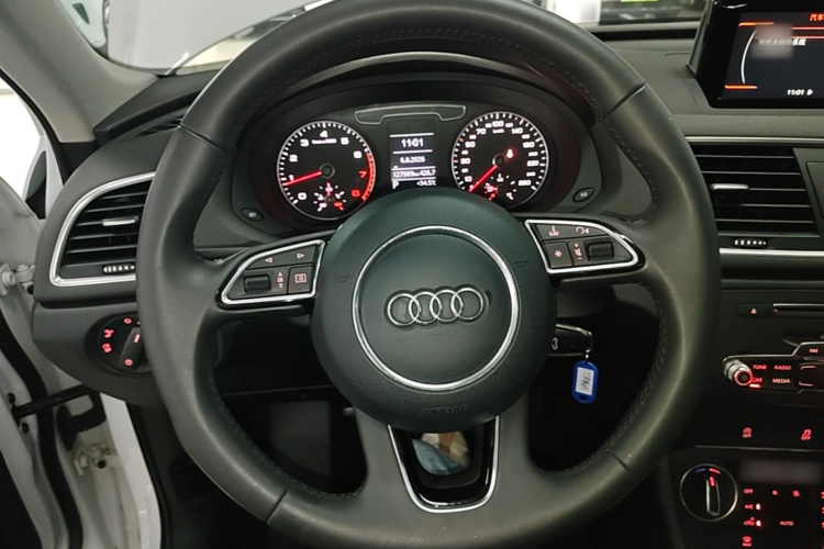 Audi Q3 2018 car image #11