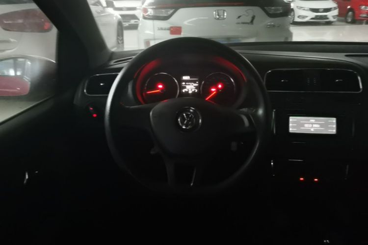 Volkswagen Polo 2015 car image #15