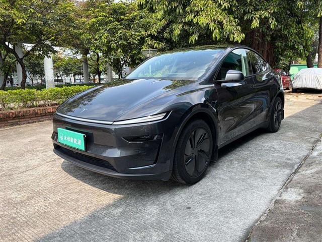 Tesla Model Y 2025 immagine di auto #15