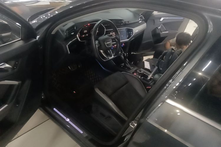Audi Q3 2022 car image #16