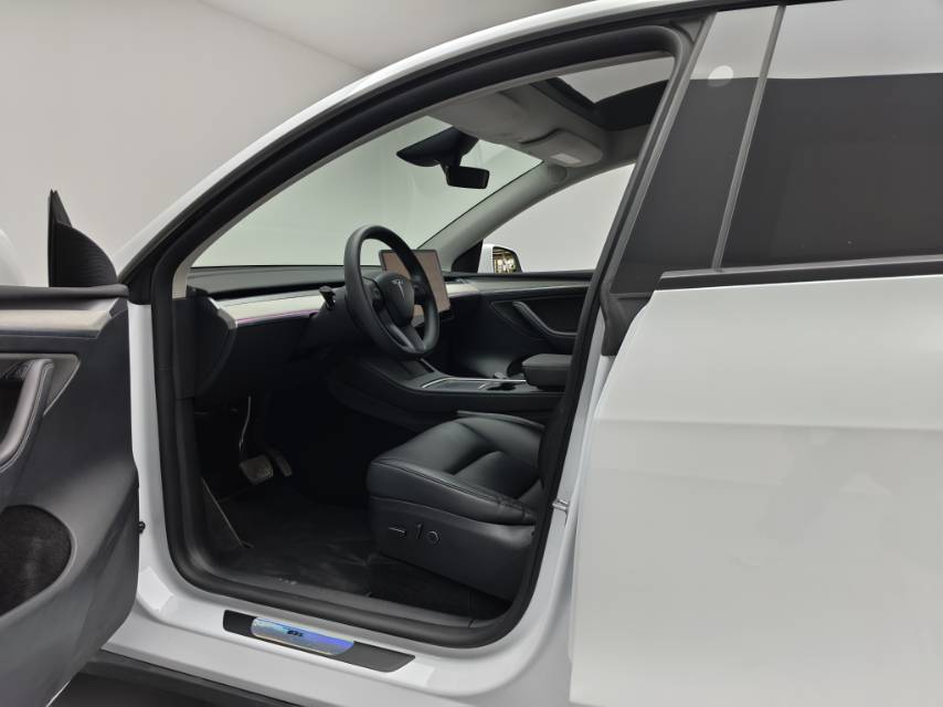 Tesla Model Y 2024 car image #3