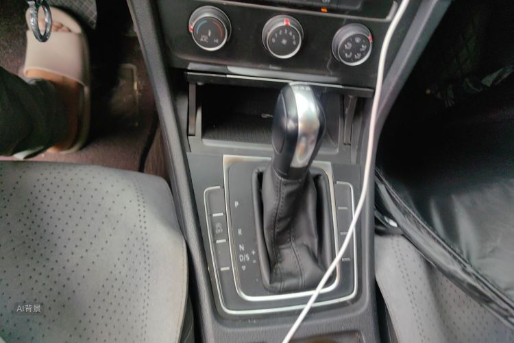 Volkswagen Golf 2020 car image #16
