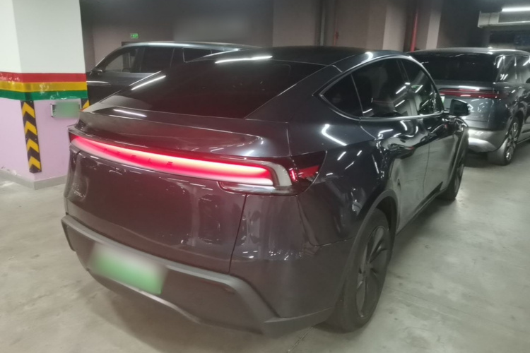 Tesla Model Y 2025 car image #7