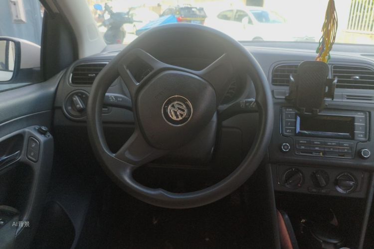 Volkswagen Polo 2015 car image #12