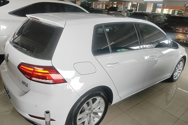 Volkswagen Golf 2017 car image #5