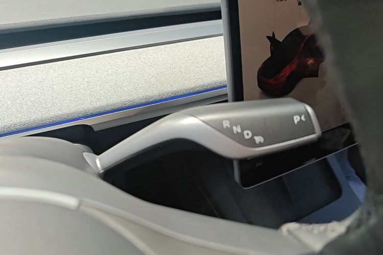 Tesla Model Y 2023 immagine di auto #14