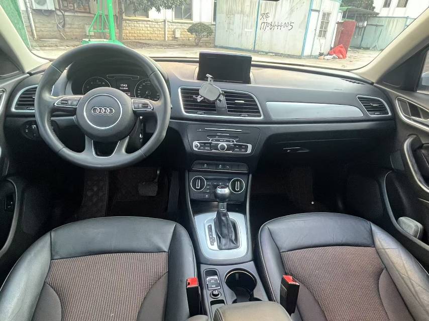Audi Q3 2017 car image #8