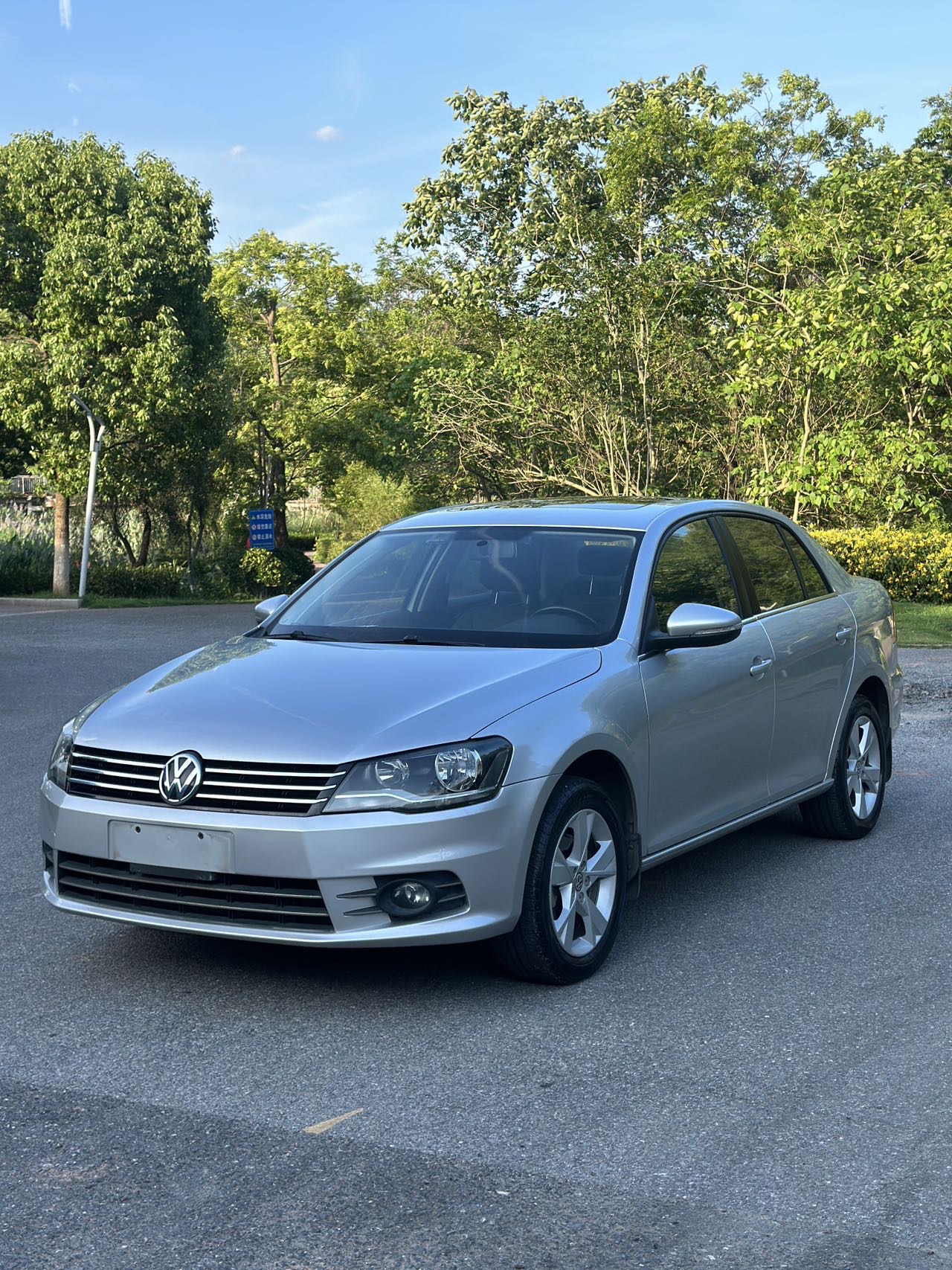 Volkswagen Bora 2013 car image 