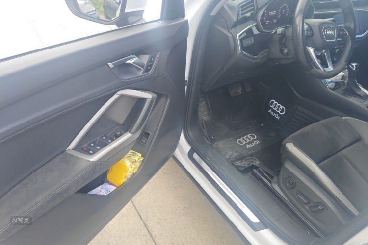 Audi Q3 2020 car image #18