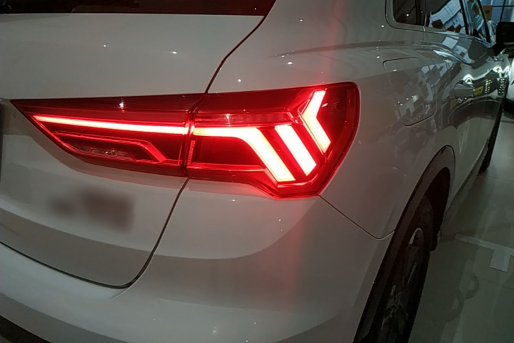 Audi Q3 2021 car image #8
