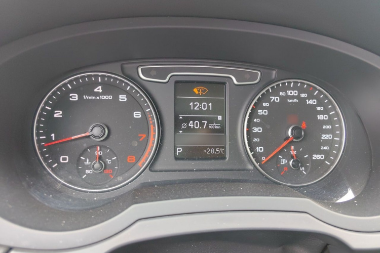 Audi Q3 2014 car image #16